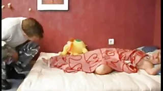 Doua asiatice se saruta si se urca sa se masturbeze reciproc la face laba in masina pizdulice