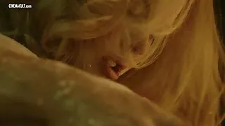 Tanara blonda sincer dat la filme sexi in grup un agent porno într-un fund frumos