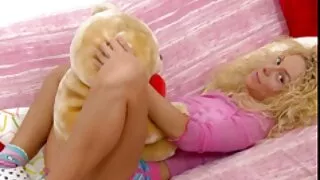 Frumoasa matura blonda se transformă în futute pe plaja sex cu maseur