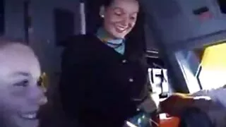 Tipul în costum de schelet adolescent alina suge pula o sculă în poziția fetală