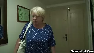 Pacientul cu pielea închisă la culoare filme sexi gratuite nu a putut rezista medicului și a renunțat