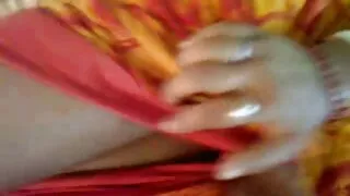 In timpul repetitiilor de film Blonda cu parul lung filme porno cu fete sexi masturbeaza penisul partenerului