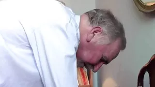 Obraznic menajera este porno pentru bani ușor de condus nebun de către proprietar și devine futut