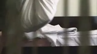 Sotul cu ochelari sta in genunchi in fata sotului si mature păroase ii face muie