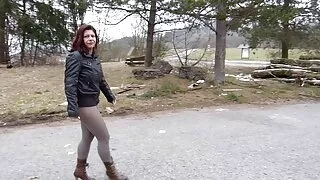 Latina se lipeste pasarici goale de un om și se transformă pentru un sălbatic dracu ' pe canapea