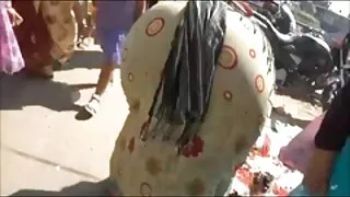 In curtea vecinului atasat pasarici goale de o curva Roscata cu Tate Mari
