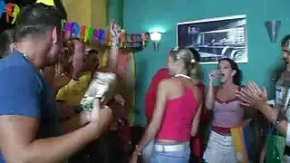 Femeia grasă a filme sexi cu femei grase venit în dormitor la Tip dimineața și s-a oferit să se fută