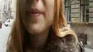 Trei tipe excitate bate joc de băiatul e delicios pula babe ce sug pula cu gura lor