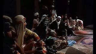A adus o fată asiatică și s-a oferit futai cu pule groase să aranjeze un gangbang