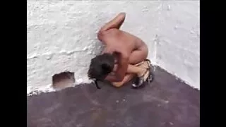 Nepoata Blonda a fost de acord sa se joace lasciv pasarici goale cu penisul rudei ei