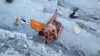 Fata roșcată și-a întins picioarele și și-a lăsat prietena să-i filme sexi online gratis mângâie păsărica