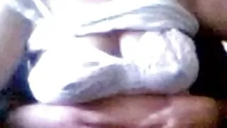 Excitat soțul dă muie la soțul în timp ce conduceți și masturbându-se Singur fete se masturbeaza